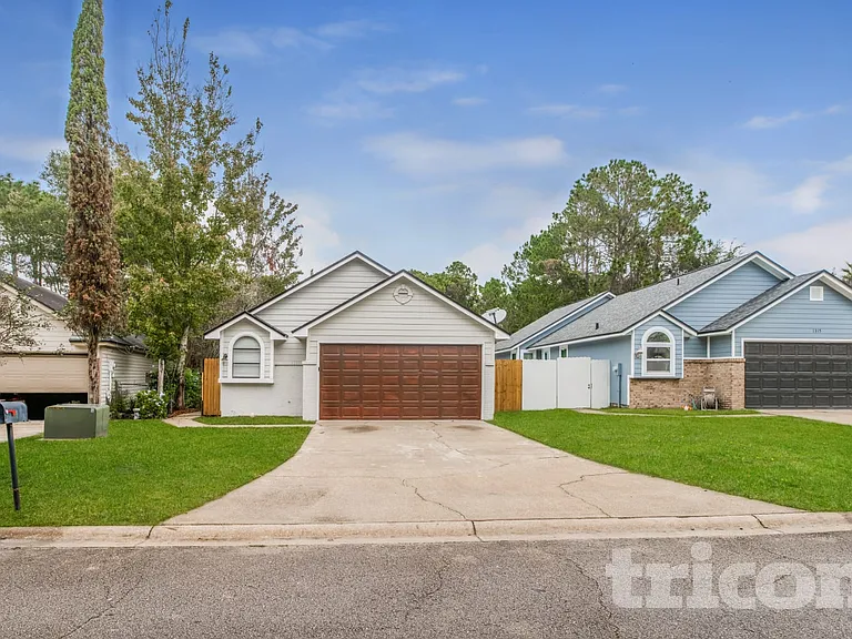 1313 Independence Dr — Photo 1