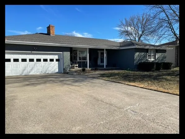 1204 Cherry Ln, Macon, MO 63552