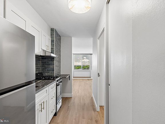 5th image of 604 S Washington Sq #36-913