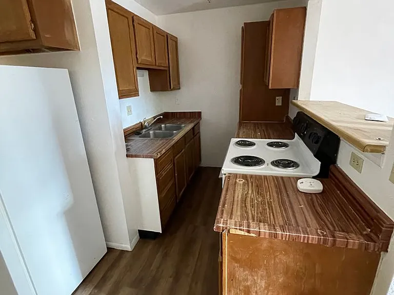 450 W 4th St — Photo 2