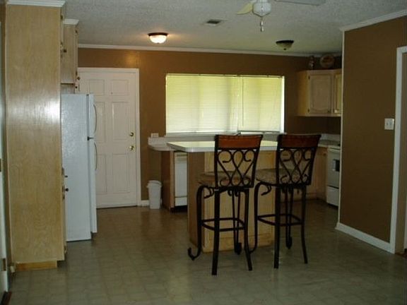 Open kitchen/den