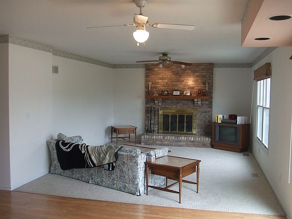 2nd image of 206 Greenbriar Ln