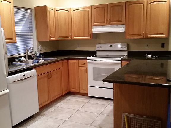 Kitchen w/ granite counter-tops and new appliances