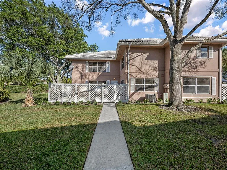 1945 Stratford Way — Photo 1