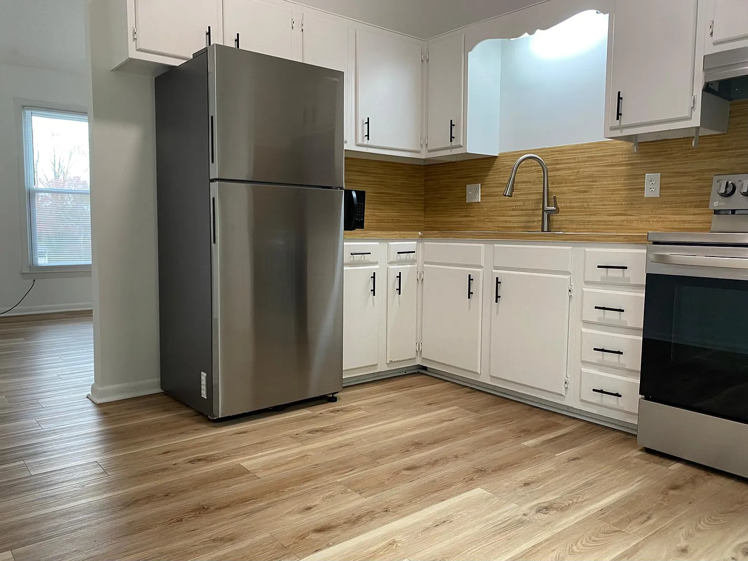 1913 Cardinal Dr — Photo 1