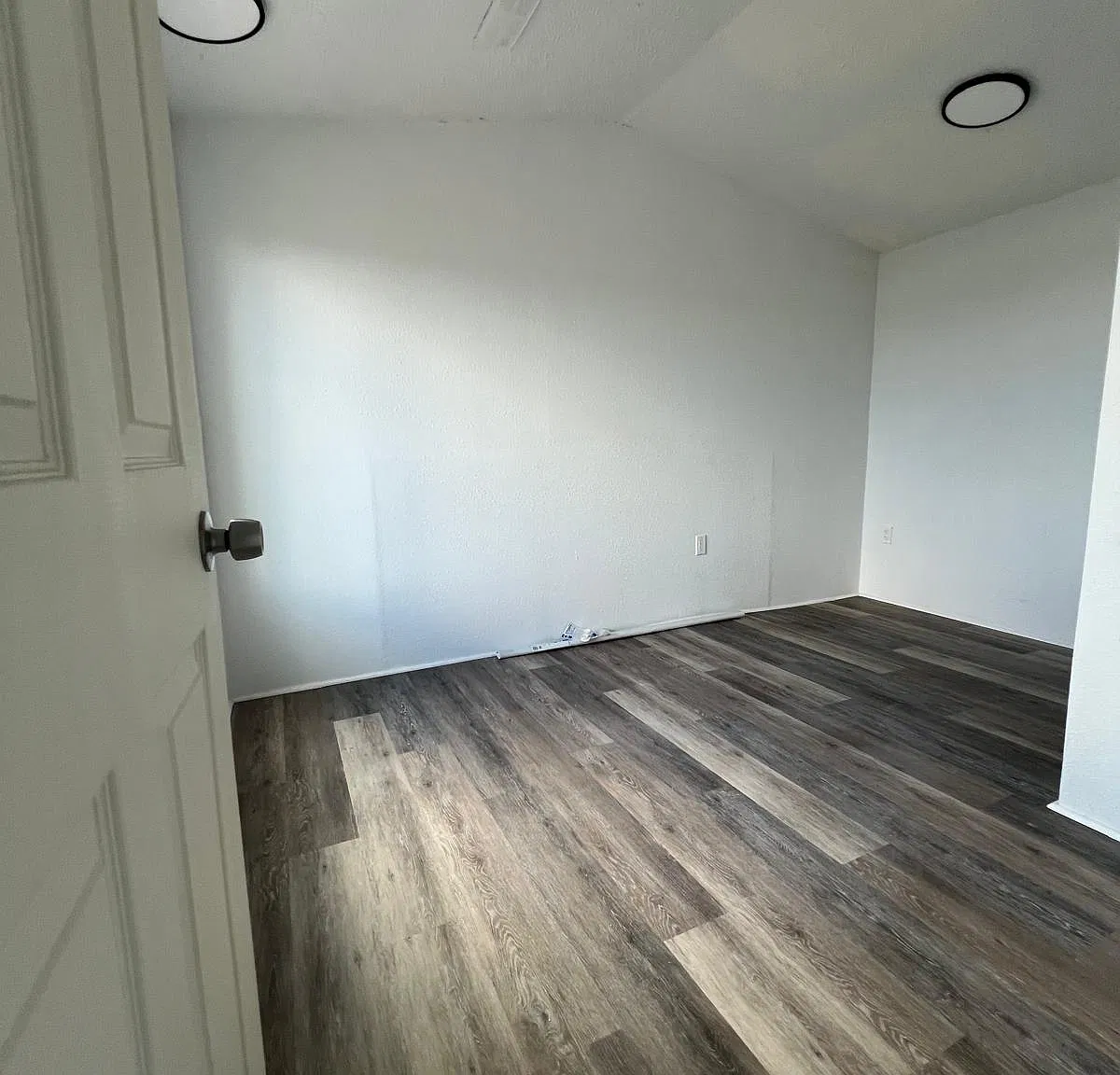 2 bed, 700 sqft, $650 — Photo 1