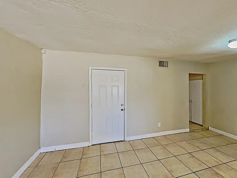 2813 N Greenfield Rd — Photo 2