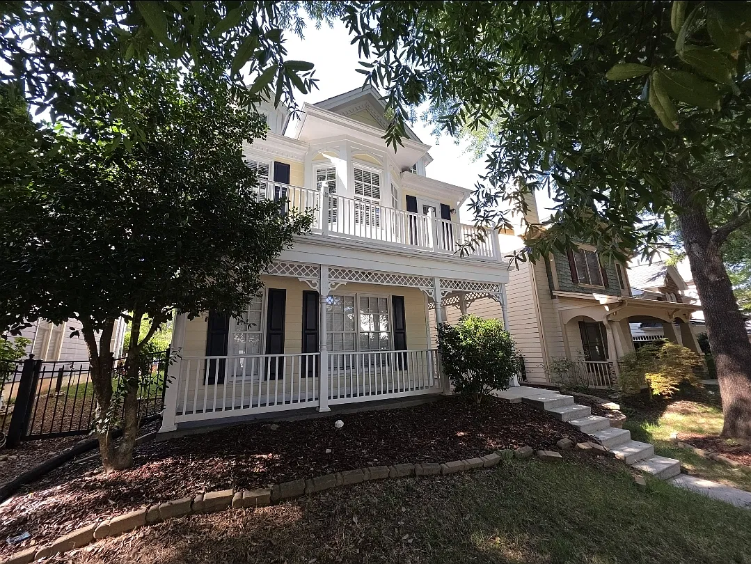 4 bed, 2.5 bath, 2800 sqft, $2,450 — Photo 2