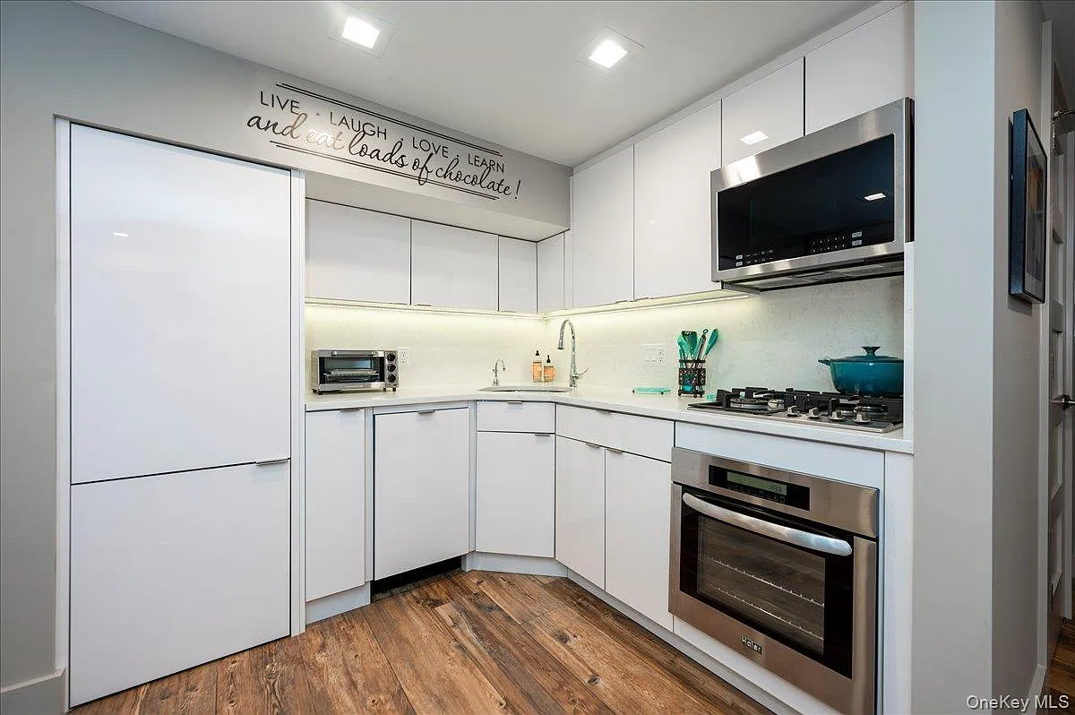 2 bed, 2.0 bath, 1000 sqft, $3,300 — Photo 4