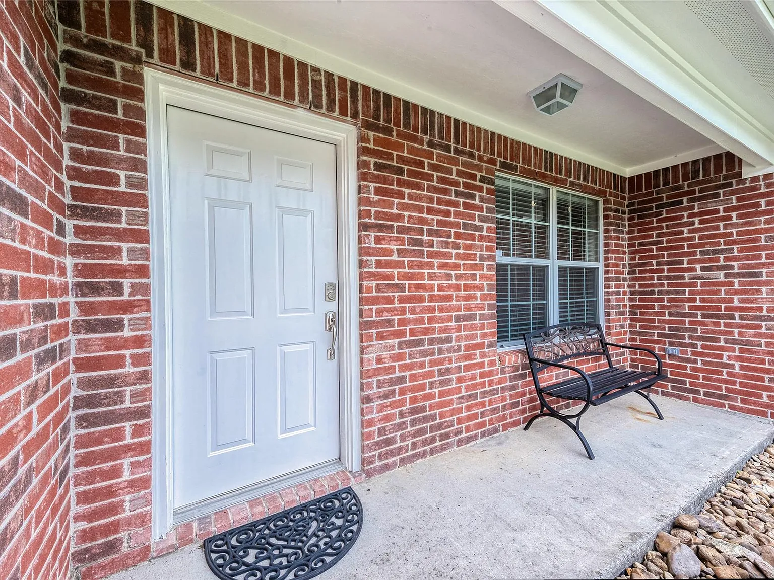 3 bed, 2.0 bath, 1134 sqft, $1,900 — Photo 2