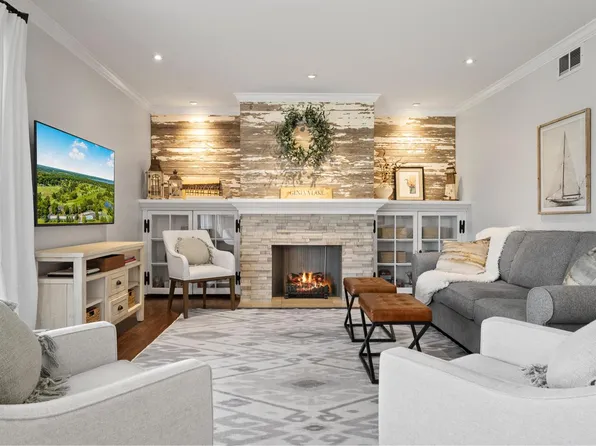 352 County Road B #7, Fontana, WI 53125