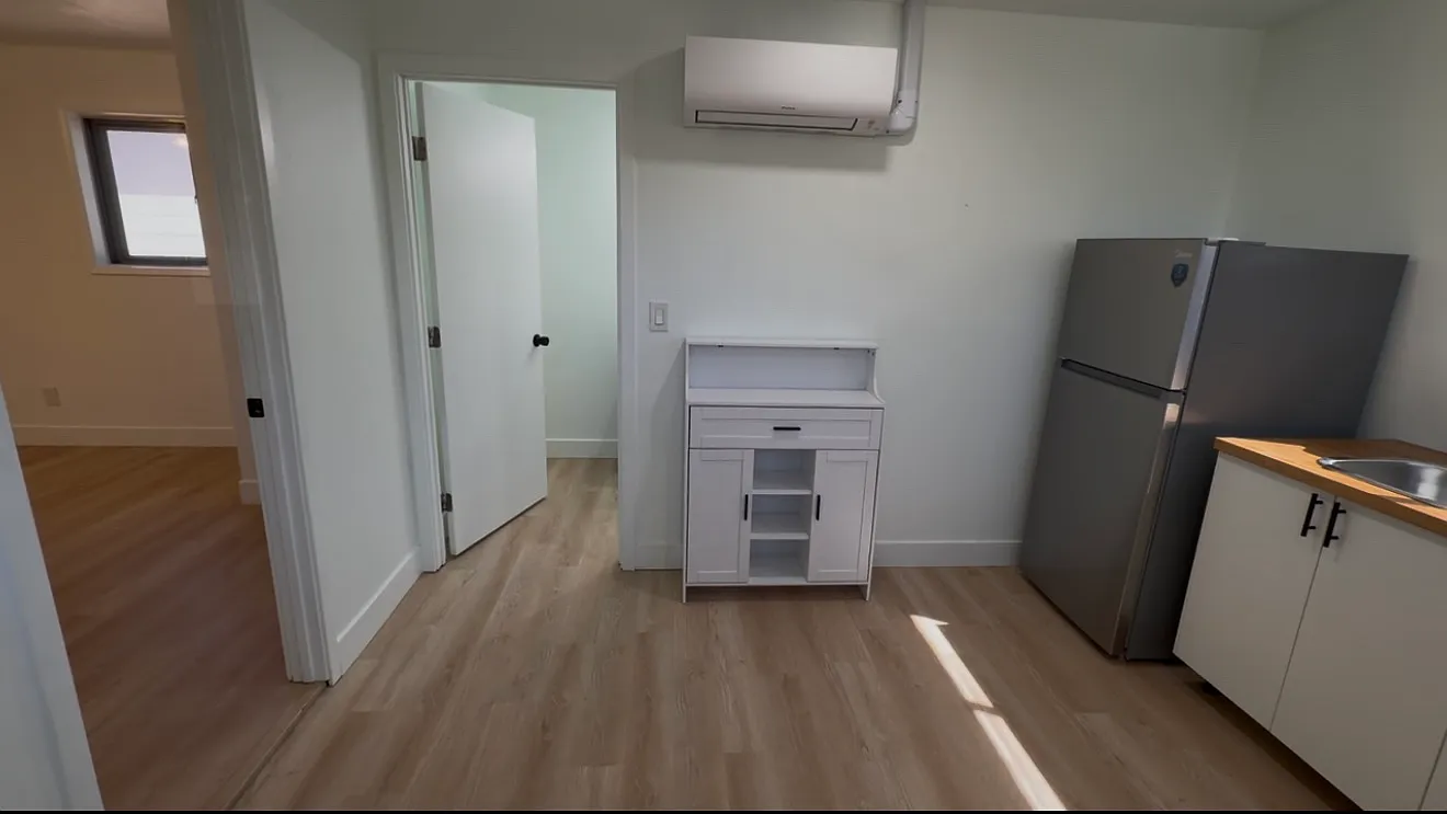 1045 E Weldon Ave — Photo 2