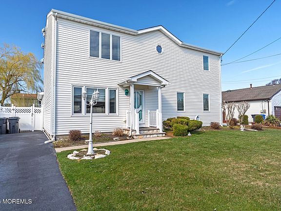 2nd image of 640 Beachwood Avenue