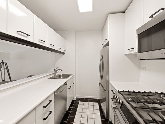 2nd image of 2373 Broadway APT 526