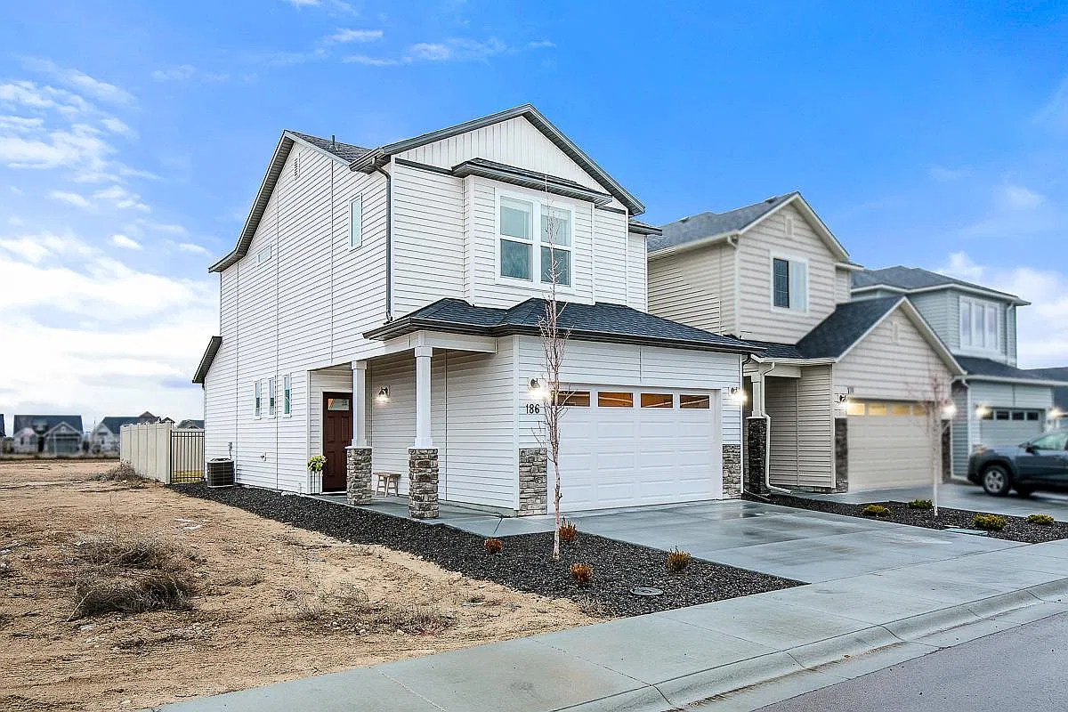 3 bed, 2.5 bath, 1829 sqft, $2,400 — Photo 1