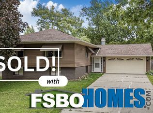 5523 Oakbrook Rd, Davenport, IA 52806