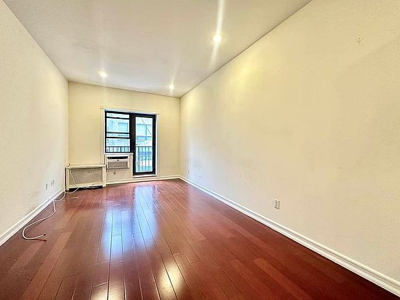4th image of 241 E 58th St #4V
