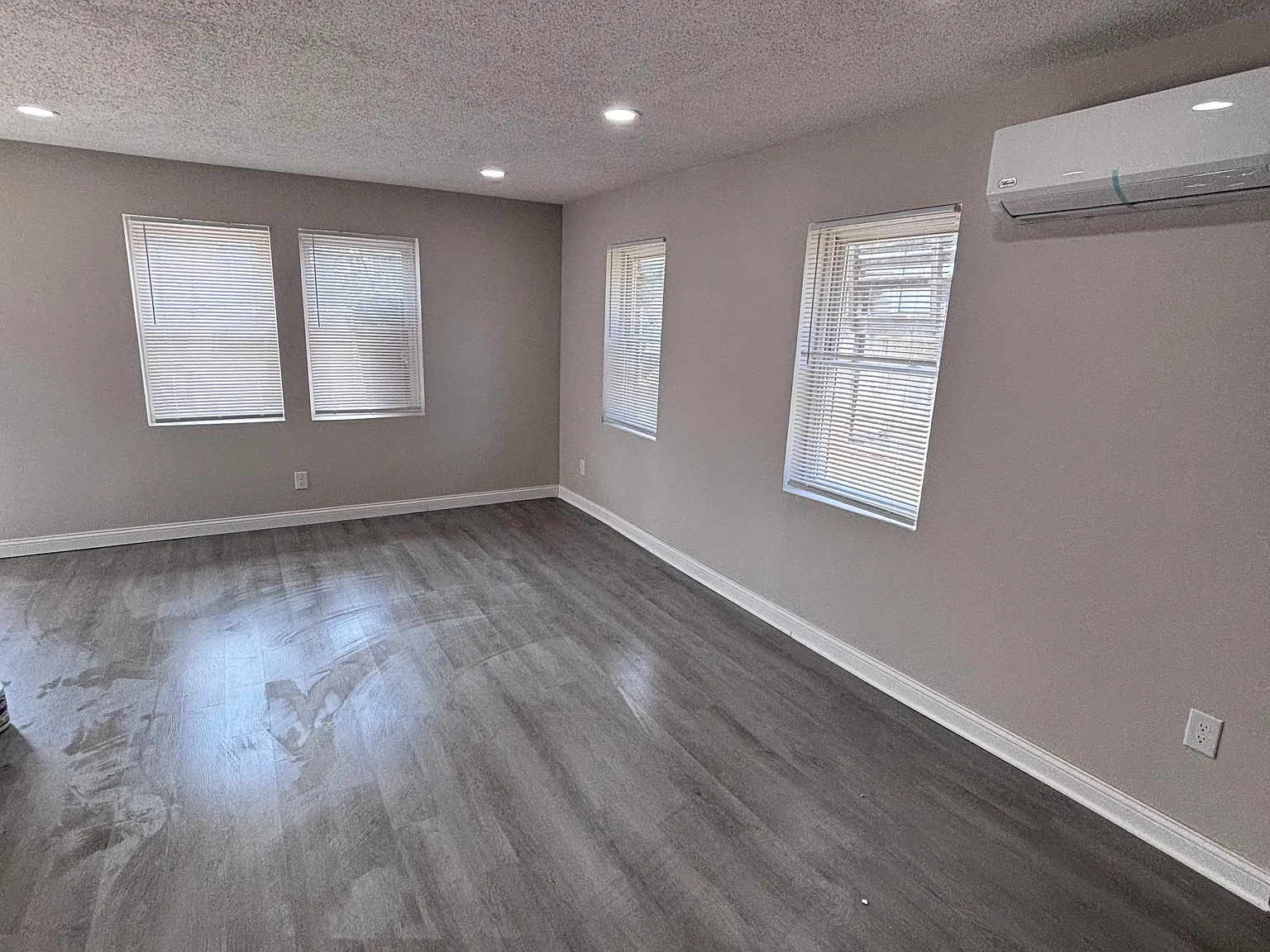 2 bed, 1.5 bath, 900 sqft, $1,050 — Photo 2