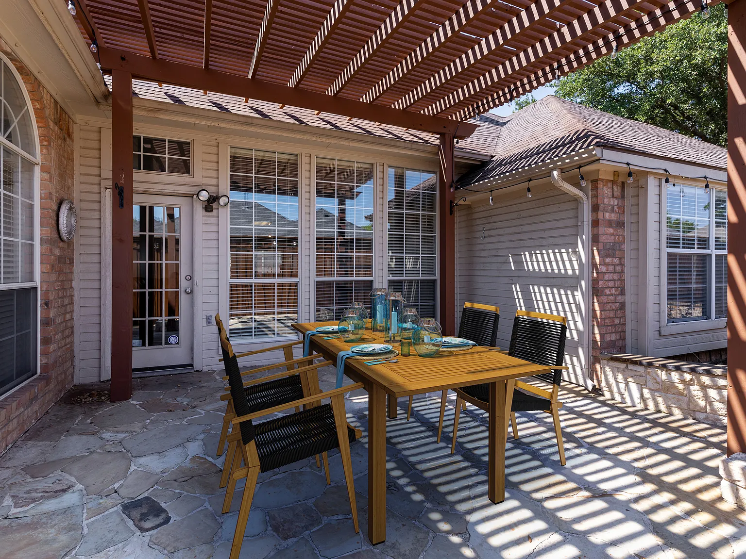 4 bed, 2144 sqft, $5,650 — Photo 4