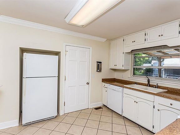 3rd image of 715 Maryland Cir Unit 11