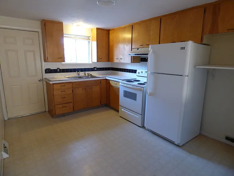 1079-1083 Winona Dr — Photo 4