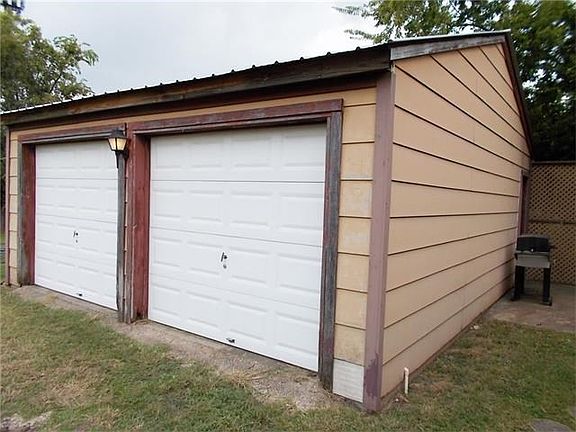 Two Car detached Garage behind 3-2 House.
