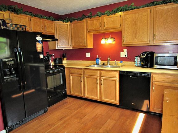 3rd image of 15866 Elizabeth Dr