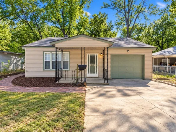3129 E Glen Oaks Dr, Wichita, KS 67216