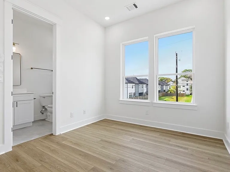 8904 Sunshine Laverne Ln — Photo 14