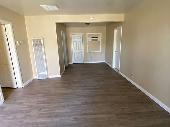 4th image of 820-830 E Roberts Ln #4