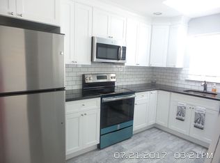 250 Edinburgh Dr, Ridge, NY 11961