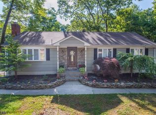 15 Hearthstone Dr, Kinnelon, NJ 07405