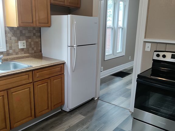 Refrigerator and stove/oven combo in kitchen