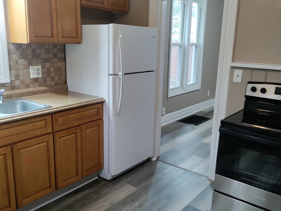 Refrigerator and stove/oven combo in kitchen
