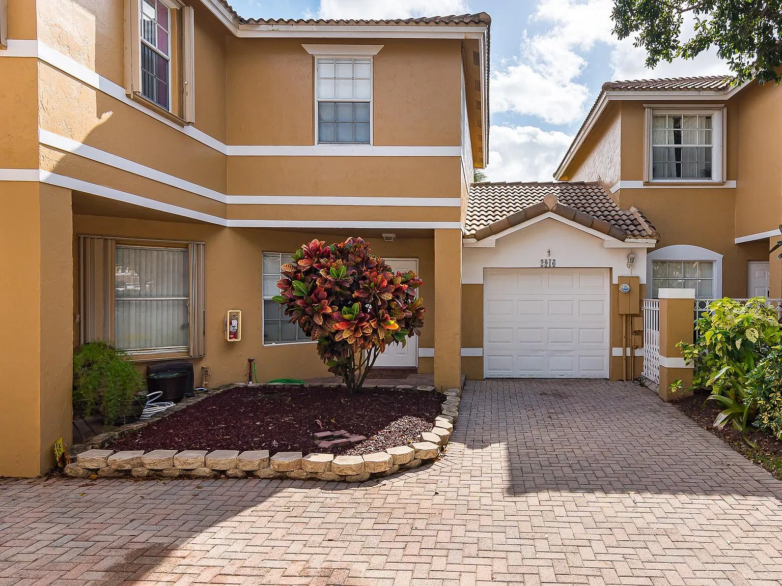 3 bed, 2.0 bath, 1659 sqft, $3,000 — Photo 2
