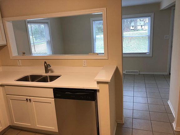 4th image of 234 E Shorewood Dr