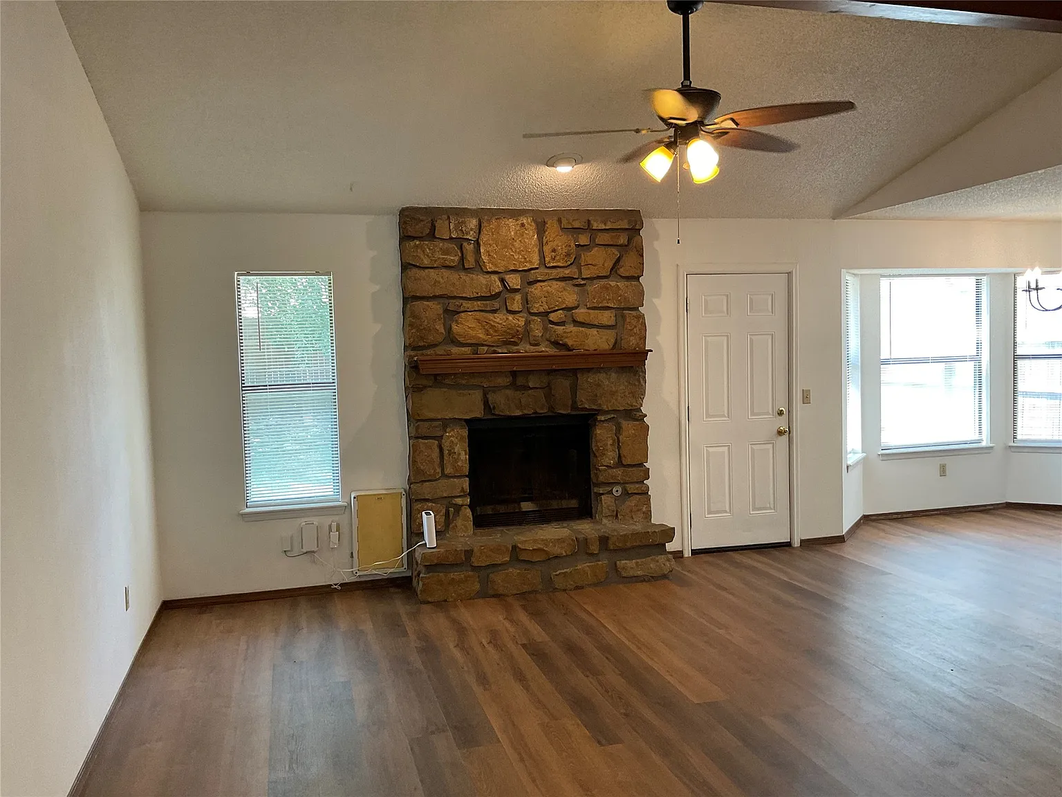 3 bed, 2.0 bath, 1388 sqft, $1,600 — Photo 2