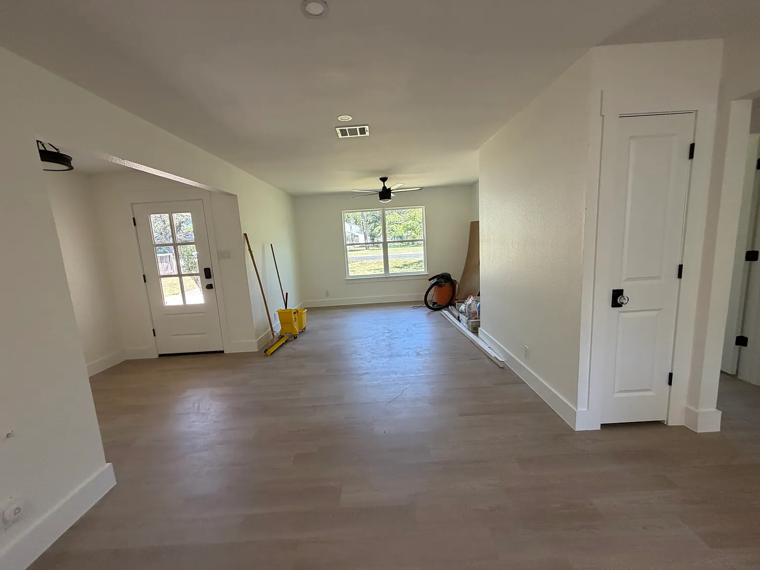 3 bed, 1300 sqft, $2,650 — Photo 2