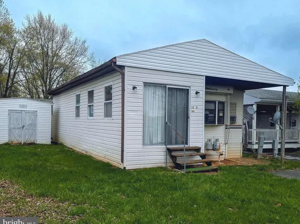 5 Hilo Rd, Falling Waters, WV 25419