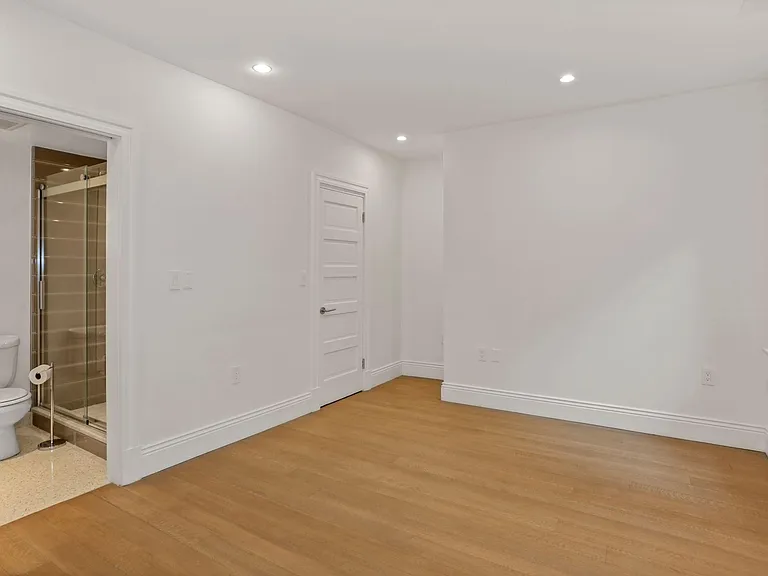913 N Ivy St — Photo 8