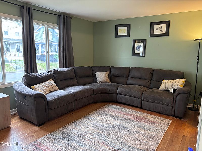5th image of 905 3rd Avenue