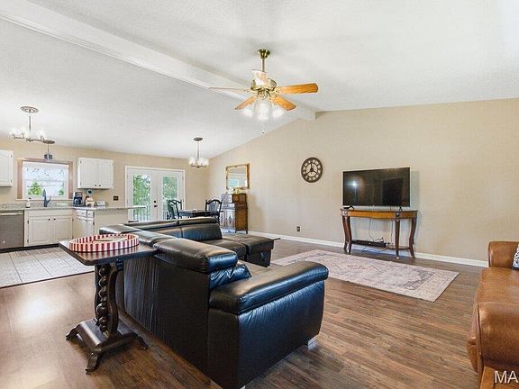 3rd image of 32 N Meadow Dr