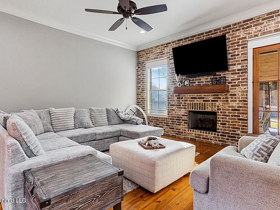 5th image of 213 Wellington Way