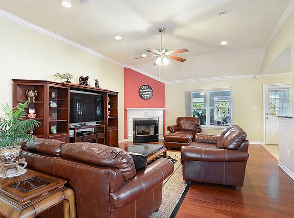 3rd image of 3860 Aspen Dr