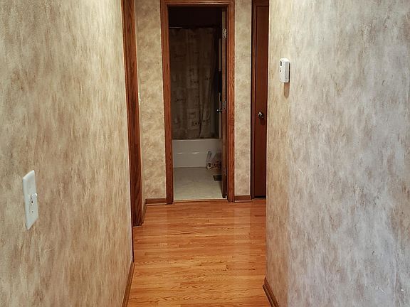 5th image of 611 W Jamestown St