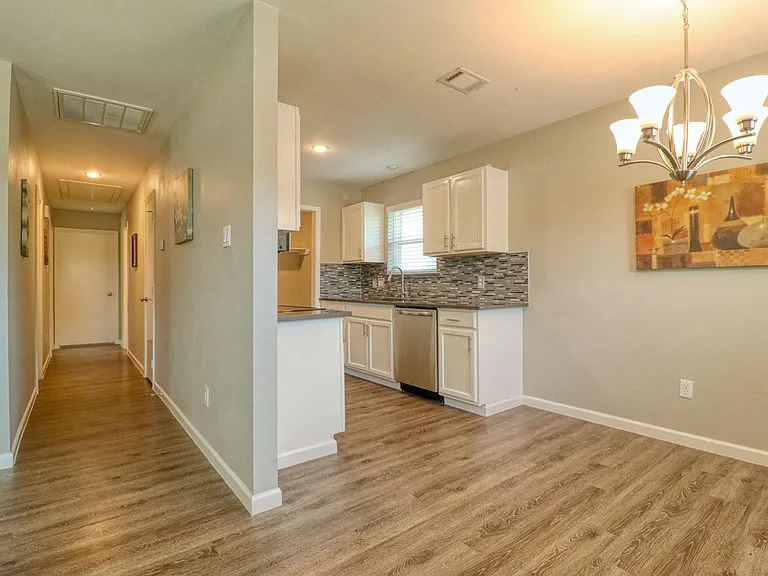 1720 E 11th Ave — Photo 12