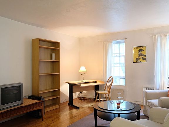 3rd image of 225 E 49th St APT 4D