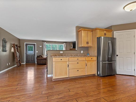 2nd image of 1021 Country Ln
