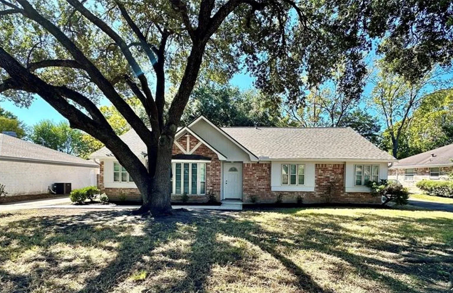 3 bed, 2.0 bath, 1820 sqft, $2,000 — Photo 2