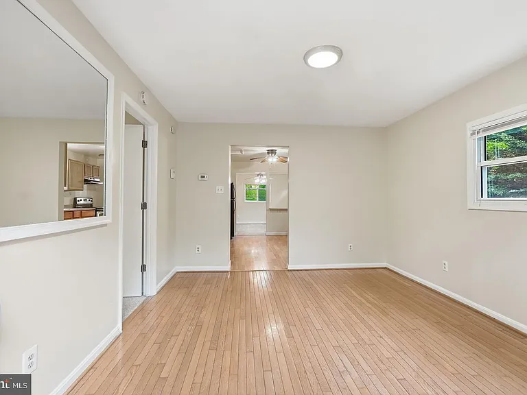 8402 Sleepy Hollow Rd — Photo 3